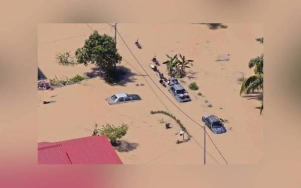 Keadaan banjir seakan lautan di Kampung Asahan, Kuala Selangor pada Rabu.
