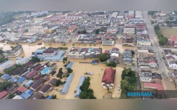 Banjir sejak Ahad lalu melumpuhkan seluruh pusat bandar Mentakab, Pahang. Tinjauan udara wartawan Bernama hari ini mendapati biarpun cuaca telah kembali cerah namun beberapa kawasan perumahan dan jalan utama menuju ke bandar itu masih ditenggelami air. - Foto Bernama