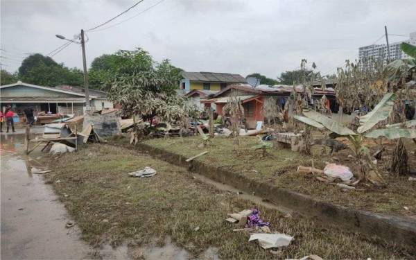 Keadaan selepas banjir di sekitar Kampung Kebun Bunga, Batu 3, Shah Alam, pada Khamis. 