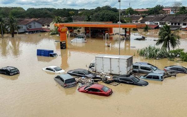 Rakaman gambar situasi banjir di sekitar kawasan Sri Muda yang ditenggelami air banjir.