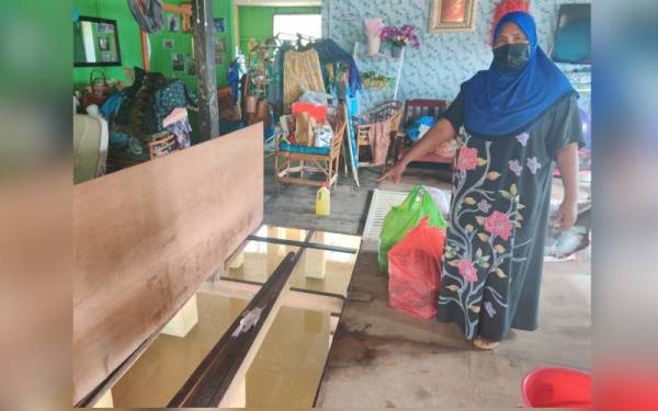 Keadaan lantai rumah Rubiah runtuh dan sebahagiannya mereput akibat limpahan banjir setinggi dua meter pada Sabtu lalu.