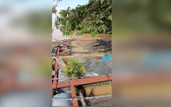 Antara sangkar ikan air tawar milik penternak yang rosak dalam kejadian banjir.