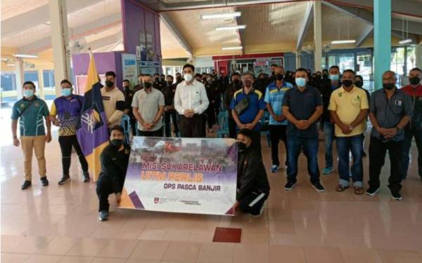 Dr Shukor Sanim (lima, kiri) bergambar bersama pelajar dan staf UiTM cawangan Perlis yang menyertai misi sukarelawan ops pasca banjir ke Selangor.