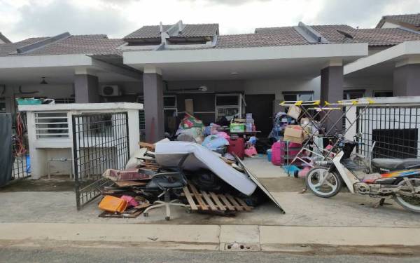 Kediaman kawasan perumahan di Taman Tulip 1, Seksyen 29 Shah Alam yang mula dibersihkan selepas banjir besar melanda pada Sabtu lalu.
