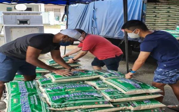 Sebanyak 300 kampit beras jati 10kg diberikan kepada Kembara Community Care Centre, Shah Alam dalam misi bantuan mangsa banjir.