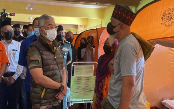 Yang di-Pertuan Agong, Al-Sultan Abdullah Ri'ayatuddin Al-Mustafa Billah Shah berkenan bertanya khabar keadaan mangsa tanah runtuh yang ditempatkan di PPS Sekolah Kebangsaan Sungai Penchala pada Jumaat.