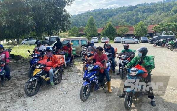 Seramai 70 penghantar makanan turun padang membantu mangsa banjir di sekitar Sungai Lui, Hulu Langat pada Khamis.