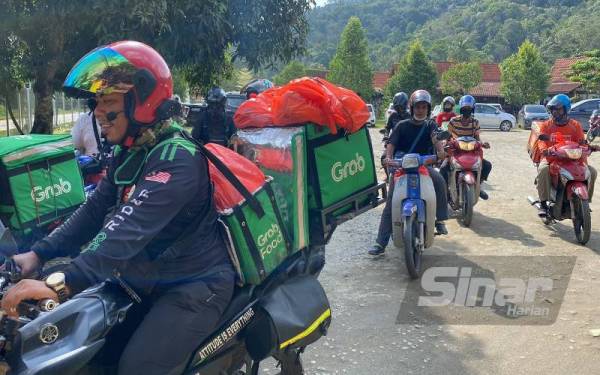 Seramai 70 penghantar makanan turun padang membantu mangsa banjir di sekitar Sungai Lui, Hulu Langat pada Khamis.