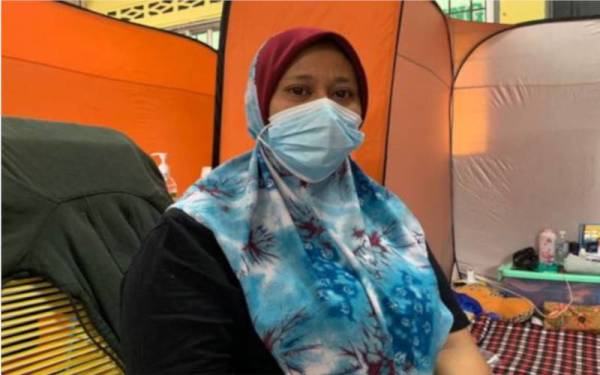 Norazwani sebak apabila menceritakan mengenai kejadian menimpa keluarganya. - Foto Astro Awani 