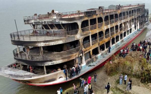 Sekurang-kurangnya 30 terbunuh manakala 100 lagi cedera dalam kejadian feri terbakar pada Jumaat di daerah Jhalokati, Bangladesh. - Foto Reuters