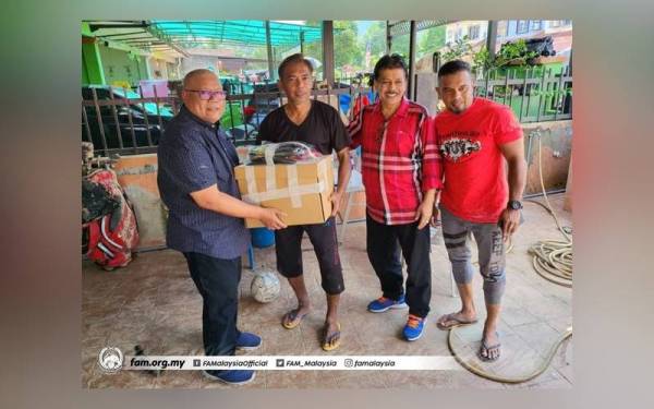 FAM hulur sumbangan kepada bekas penyerang kebangsaan, Azman Adnan bagi ringankan bebannya selepas kediamannya di Hulu Langat, Selangor, dilanda musibah banjir baru-baru ini. - Foto FB Football Association of Malaysia