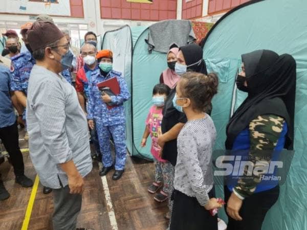 Abd Latiff beramah mesra dengan mangsa banjir di PPS Sekolah Menengah Kebangsaan (SMK) Bukit Rangin di sini pada Jumaat.