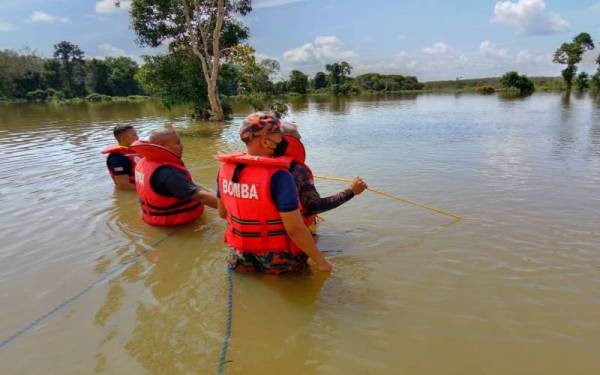 Anggota bomba sedang melakukan operasi menyelamat di lokasi mangsa lemas.