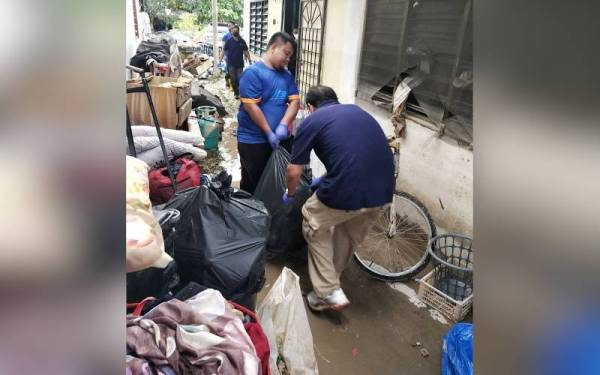 Sukarelawan MBI Selangor turut membantu bergotong-royong membersih rumah mangsa banjir di negeri ini.