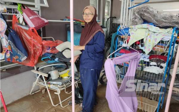 Norin menceritakan detik rumahnya di Taman Tulip 1, Seksyen 29, Shah Alam yang dilanda banjir pada Sabtu lalu.
