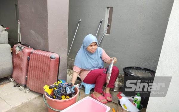 Zairatul Akma menceritakan detik rumahnya di Taman Tulip 1, Seksyen 29, Shah Alam yang dilanda banjir pada Sabtu lalu.