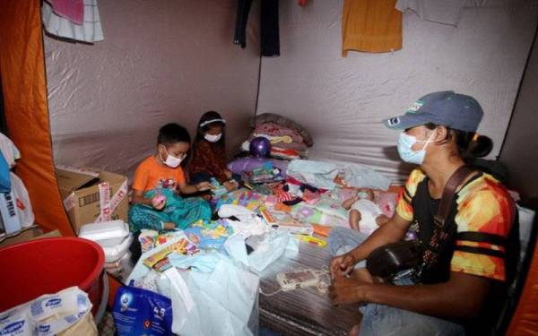 Sebanyak 13,065 keluarga masih berada di pusat pemindahan sementara (PPS) di tujuh negeri pagi Sabtu. - Foto Bernama