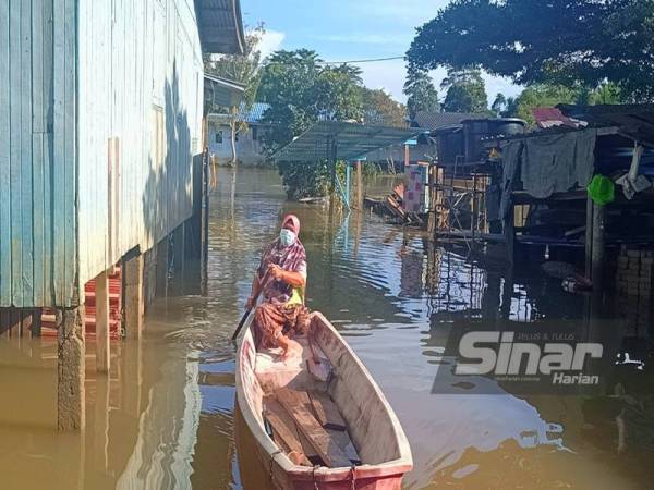 Penduduk di Kampung Lubok Gong, Rantau Panjang menggunakan perahu sebagai pengangkutan disebabkan air Sungai Golok masih berada pada paras waspada dengan mencecah 7.94 meter.