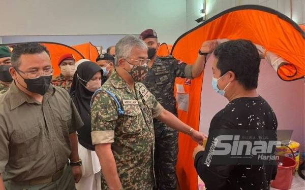 Yang di-Pertuan Agong berkenan bertanya khabar keadaan mangsa banjir di PPS CIAST, Seksyen 19, Shah Alam pada Sabtu.