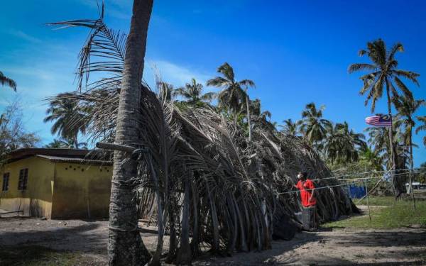 Kaedah tradisional itu telah lama digunakan oleh generasi pada zaman dahulu setiap kali musim tengkujuh tiba kerana kebanyakan struktur rumah ketika itu adalah diperbuat daripada kayu.
Foto Bernama