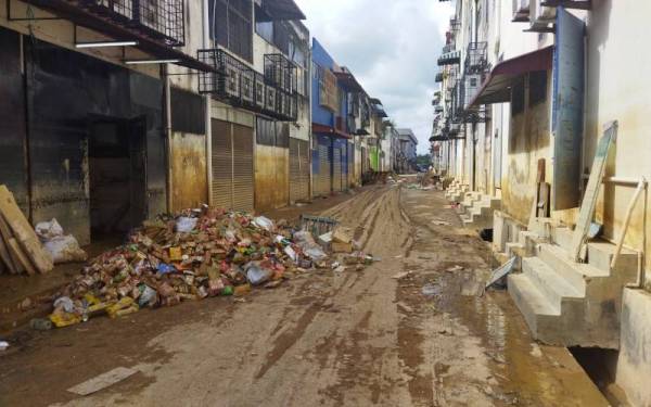Keadaan di belakang presmis perniagaan di kawasan bandar Mentakab selepas banjir surut.