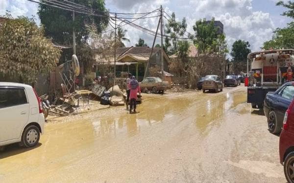 Keadaan sekitar kawasan Taman Mentakab Indah di sini yang masih diselaputi lumpur.