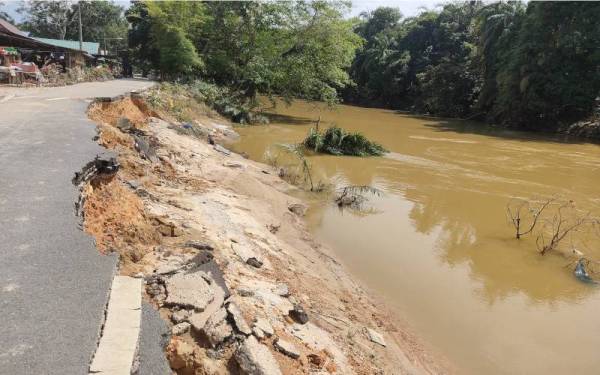 Struktur jalan di Kampung Rantau Panjang, Kuala Selangor yang runtuh akibat banjir besar, baru-baru ini.