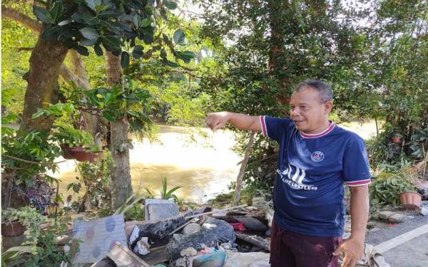 Razali menceritakan keadaan sungai yang melimpah hingga menenggelamkan separuh rumahnya di Kampung Rantau Panjang, Kuala Selangor.