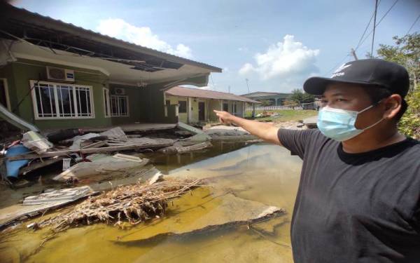 Mohd Norzid menunjukkan rumahnya yang rosak teruk akibat banjir dalam kejadian di Kampung Bestari Jaya, Kuala Selangor.