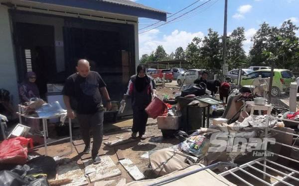 Siti Nurzaila sedang membersihkan kediaman.