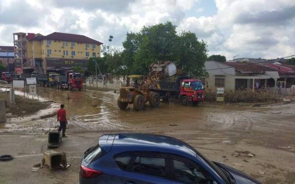 Operasi pembersihan sisa banjir di sekitar bandar Mentakab sedang giat dijalankan selepas banjir surut.