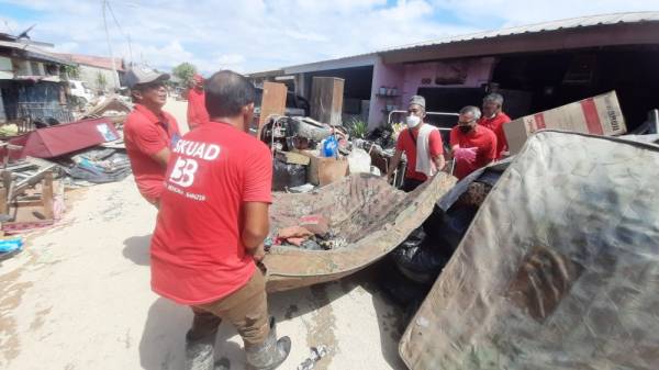 NGO Setiakawan Kaizen Tumpat mengangkat tilam milik penduduk yang rosak akibat ditenggelami air ketika menjalankan kerja pembersihan rumah mangsa banjir di Perumahan Awam Kos Rendah Bukit Rangin.