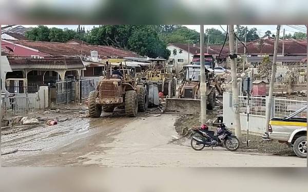 Jentera berat turut digunakan dalam operasi pembersihan sisa banjir sekitar bandar Mentakab pada Sabtu.