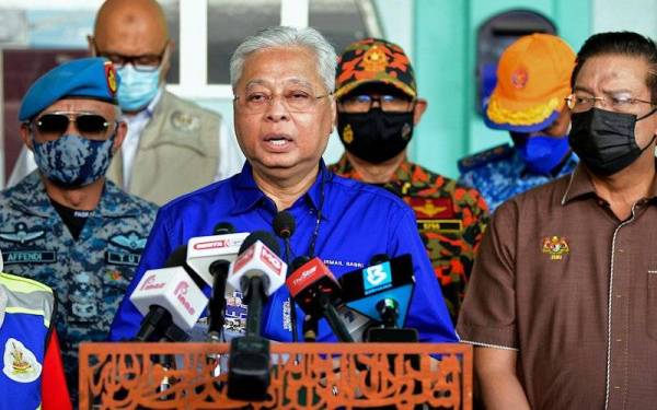 Perdana Menteri Datuk Seri Ismail Sabri Yaakob pada sidang media selepas program gotong-royong Keluarga Malaysia di sekitar Hulu Langat hari ini. - Foto Bernama