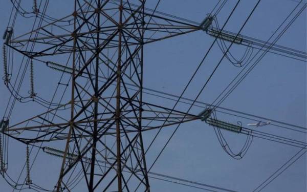 Usaha memastikan bekalan elektrik ke kawasan terjejas banjir dipulihkan secara berperingkat diteruskan. - Foto Bernama