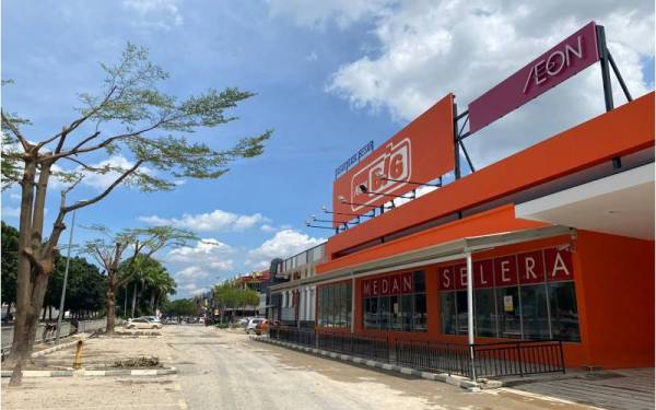 Pasar Raya Besar AEON BiG Shah Alam di Seksyen 23 mengalami kerugian lebih RM5 juta akibat banjir besar.