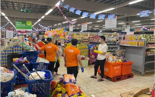 Kakitangan Pasar Raya Besar AEON BiG Shah Alam turut menyisihbersihkan barangan dalam pasar raya berkenaan.