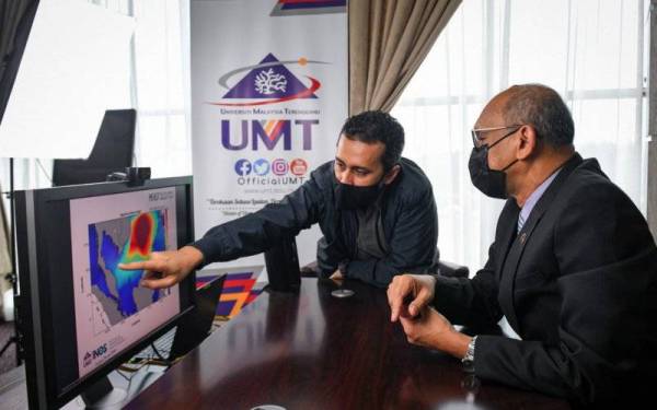 Dr Mazlan (kanan) bersama Pengarah Institut Oseanografi dan Sekitaran (INOS) Universiti Malaysia Terengganu (UMT), Profesor Dr Mohd Fadzil Mohd Akhir (kiri) melihat sistem ramalan laut yang sedang dibangunkan semasa ditemu bual di Universiti Malaysia Terengganu. - Foto Bernama