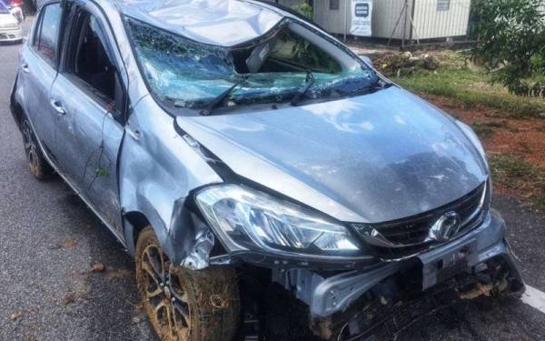 Bahagian hadapan kereta Perodua Myvi remuk akibat kemalangan terbabit.