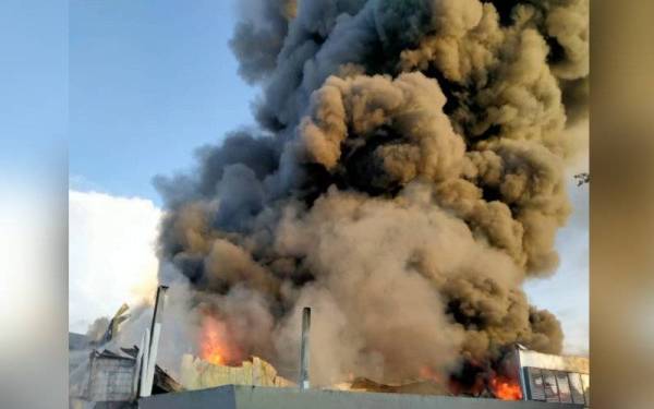 Sebuah kilang pembuatan plastik kitar semula di Jalan Perusahaan Bukit Minyak di sini musnah dalam kebakaran pada petang Ahad.