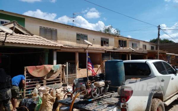 Kenderaan milik Khairul Rashid untuk bergerak dan membawa peralatan mencuci dalam misinya membantu membersihkan rumah mangsa banjir sekitar Temerloh sejak empat hari lalu.