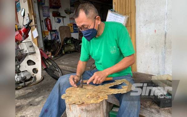 Boon Ann hanya bertukang di depan bengkelnya untuk menghasilkan setiap watak yang ada.