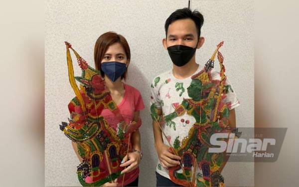 Kang Siew Lie (kiri) dan adiknya, Kang Xiau Ren berharap agar anak-anak muda yang lain juga akan mengikuti jejak langkah mereka satu hari nanti.