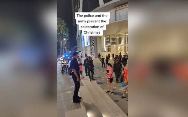Anggota dari IPD Dang Wangi dibantu oleh anggota PGA yang didakwa menghalang sambutan Krismas dalam sebuah klip video tular.
