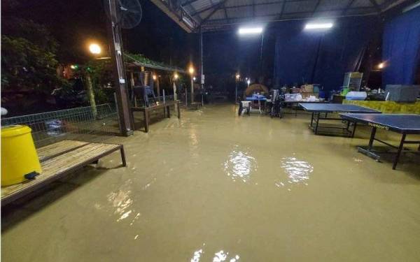 Kawasan Tuntung di Hulu Langat mula dinaiki air mencetuskan kebimbangan penduduk.