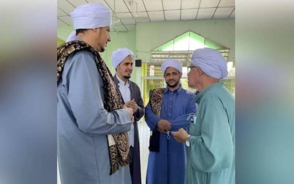 Syeikh Yahya Ashaari dipercayai bertemu tiga ulama dari Yaman sebelum terbabit dalam kemalangan. - Foto media sosial