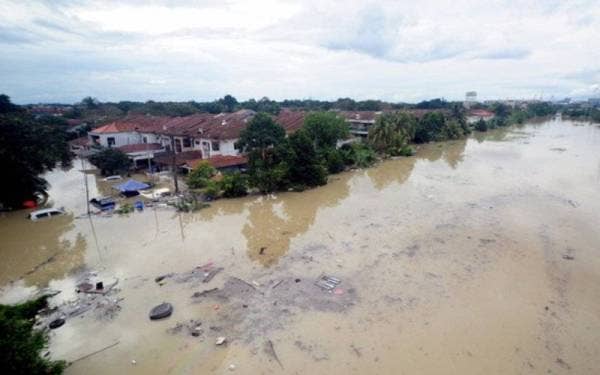 Rakaman gambar situasi banjir kilat yang berlaku di sebuah taman perumahan di Bukit Kemuning, Shah Alam pada 19 Disember lalu.