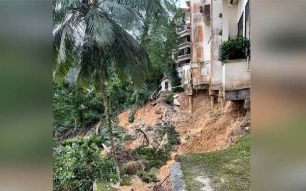 Keadaan tanah runtuh di kawasan berhampiran Kondominium Sri Duta 1. - Foto Facebook Balai Bomba Sentul
