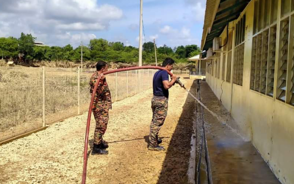 Anggota bomba melaksanakan operasi pembersihan pasca banjir di sekitar daerah Temerloh pada Isnin. - Foto JBPM Pahang