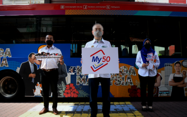 Menteri Pengangkutan Datuk Seri Dr Wee Ka Siong (tengah) bersama Presiden merangkap Ketua Pegawai Eksekutif Kumpulan Prasarana Malaysia Bhd Mohd Azharuddin Mat Sah (kiri) dan Ketua Pegawai Operasi Kumpulan Prasarana Norlia Noah (kanan) bergambar selepas memperkenalkan Pas perjalanan tanpa had bernilai RM50 sebulan untuk penggunaan perkhidmatan rel dan bas kendalian Prasarana di Lembah Klang. - Foto Bernama